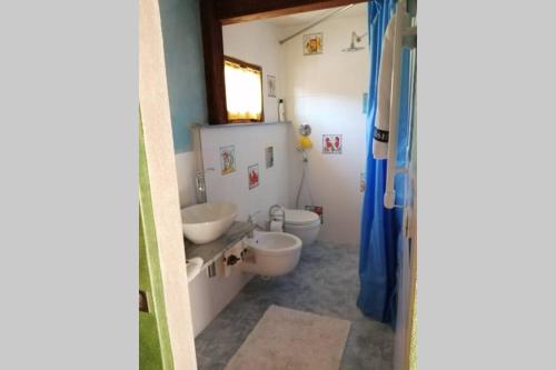 ein Badezimmer mit zwei Waschbecken und einem WC. in der Unterkunft La Casetta di Molly tra ulivi e roseto in Leivi