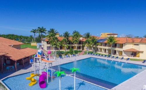 uma imagem de uma piscina num resort em Coroa Vermelha Beach - All Inclusive em Porto Seguro