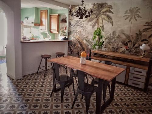 a dining room with a wooden table and chairs at La Dolce Vita - Chambre Cristoforo Colombo in Montpeyroux