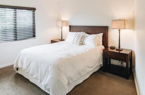 a hotel room with a bed and a lamp at Sonoma's Best Guest Cottages in Sonoma