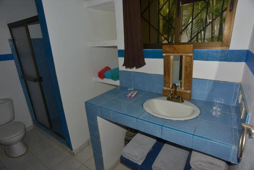 a bathroom with a sink and a toilet at Villasjungle 3 in Sámara
