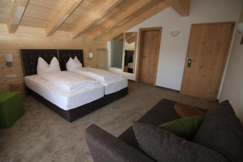 Кровать или кровати в номере Alpinhotel Berchtesgaden