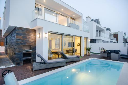Πισίνα στο ή κοντά στο Villa Scandinavia - Private Heated Pool by Silver Prop