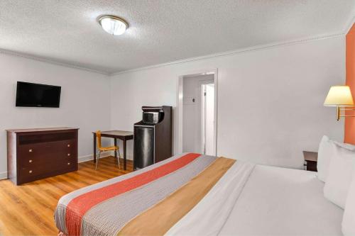 Ένα ή περισσότερα κρεβάτια σε δωμάτιο στο Motel 6-Americus, GA