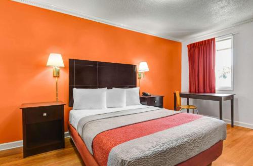 En eller flere senger på et rom på Motel 6-Americus, GA