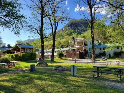 un parque con una persona en bicicleta en el césped en Geneva Hotel & Tiki Bar, en Lake Lure