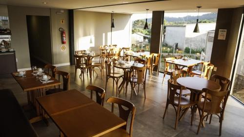 Un restaurante o sitio para comer en Pousada Villa Serrana