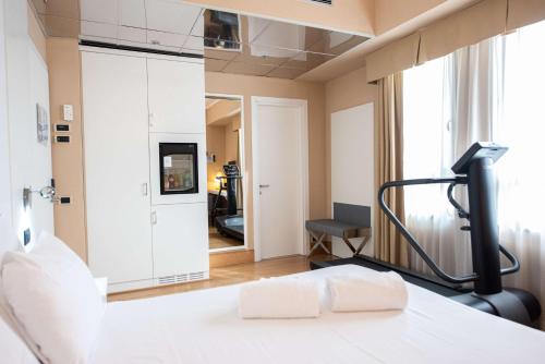 een kamer met een loopband en een spiegel bij Best Western Hotel Quattrotorri in Perugia