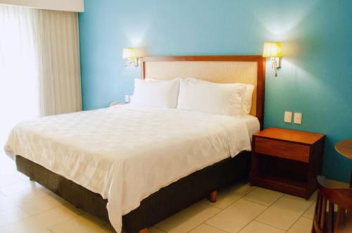 Ένα ή περισσότερα κρεβάτια σε δωμάτιο στο Holiday Inn Huatulco by IHG