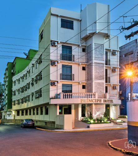 un edificio con un cartello che legge hotel di danza di Principe Hotel a Itabuna