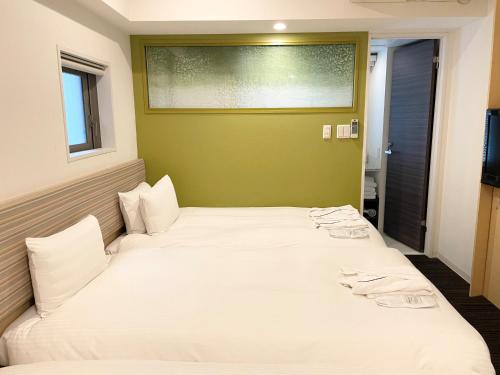 Tempat tidur dalam kamar di Ueno Hotel