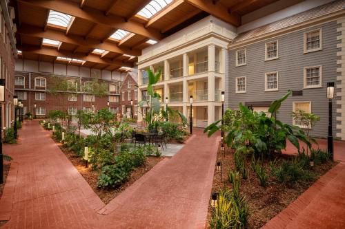 Un jardín fuera de Crowne Plaza Albany - The Desmond Hotel