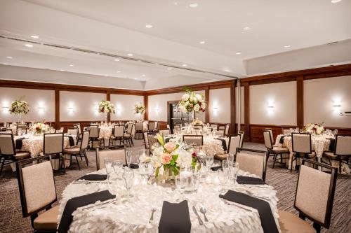 Un restaurante u otro lugar para comer en Crowne Plaza Albany - The Desmond Hotel