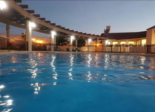 una piscina en un hotel por la noche en CASA PONIENTE en Hermosillo