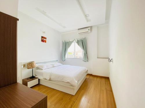 Llit o llits en una habitació de Pearl Service Apartment