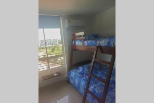 ein kleines Zimmer mit 2 Etagenbetten und einem Fenster in der Unterkunft Hermoso apt con BBQ en balcon y Vista a la piscina in Ricaurte