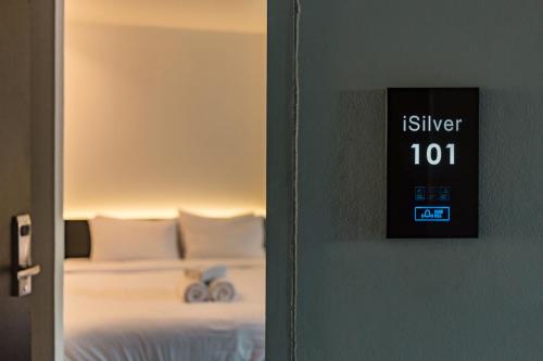 Ένα ή περισσότερα κρεβάτια σε δωμάτιο στο iSilver Hotel