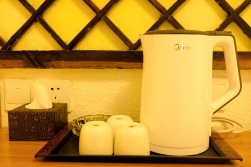 a white blender sitting on top of a table at Gaisang Mêdog Aroma Fragrance Hotel in Lhasa