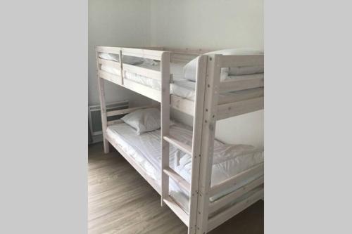 quelques lits superposés dans une chambre dans l'établissement Côté Dune - Maison (3P) au calme proche de la mer, à Barneville-Carteret