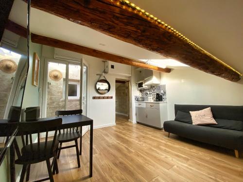 un salon avec un canapé et une table dans l'établissement # CLIM - TRAM - Centre ville - Sous les toits #, à Montpellier