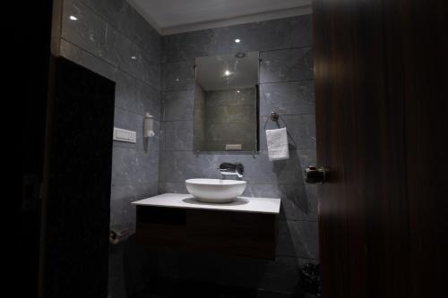 bagno con lavandino e specchio di AH1 Hotel ad Amritsar