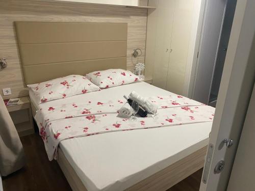 Un dormitorio con una cama con flores rosas. en Mobilne kućice Pakoštane**** en Pakoštane