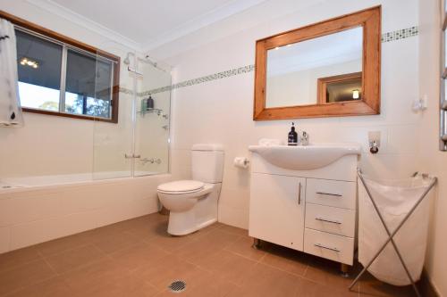 a bathroom with a toilet and a sink and a shower at Shiralee's Rest of Katoomba in Katoomba