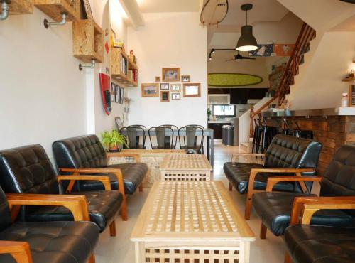 a waiting room with leather chairs and a barber shop at Wave backpackers in Toucheng