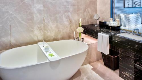 Ванная комната в InterContinental Guangzhou Exhibition Center by IHG - Free shuttle between hotel and Exhibition Center during Canton Fair & Exhibitor registration Counter
