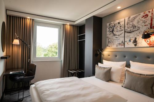 Tempat tidur dalam kamar di Motel One Hamburg-Altona