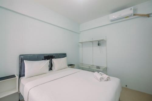 Postel nebo postele na pokoji v ubytování Cozy Stay 2BR Tamansari Mahogany Apartment By Travelio