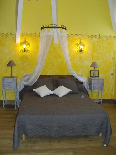 une chambre avec un lit avec deux tables de nuit et deux lampes dans l'établissement DOMAINE DE BERTHEGILLE, à Sablonceaux