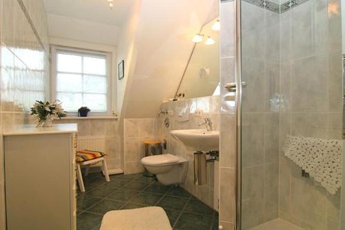 ヘルヌムにあるWohnung Dirkmannのバスルーム(トイレ、洗面台、シャワー付)