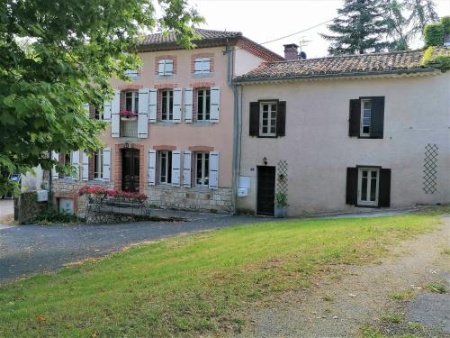 an old house with a yard in front of it at Au pays des abbayes in Dourgne