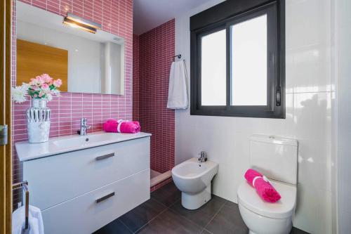 baño con lavabo y aseo y ventana en 0337 Piver, en Jávea