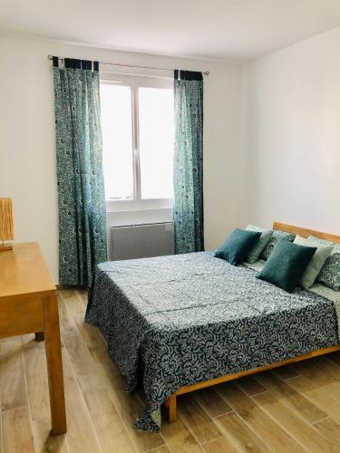 une chambre avec un lit et une fenêtre dans l'établissement Cottage La Villa Sant Martí, à Perpignan