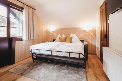 Ένα ή περισσότερα κρεβάτια σε δωμάτιο στο Naturel Hoteldorf Schönleitn