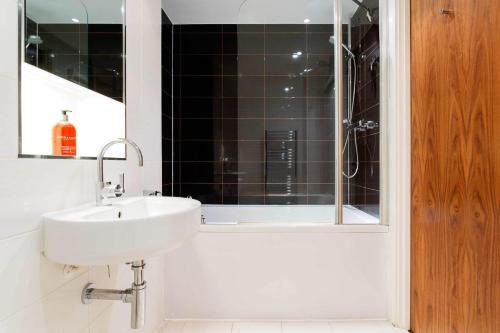 bagno con lavandino e doccia di Veeve - Brilliant Barbican a Londra