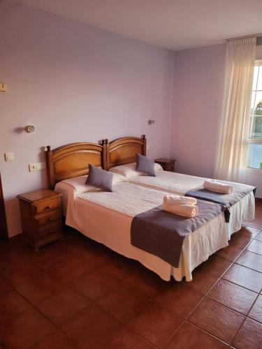 ein Schlafzimmer mit 2 Betten und Handtüchern darauf in der Unterkunft Hotel Restaurante el Fornon in Novellana