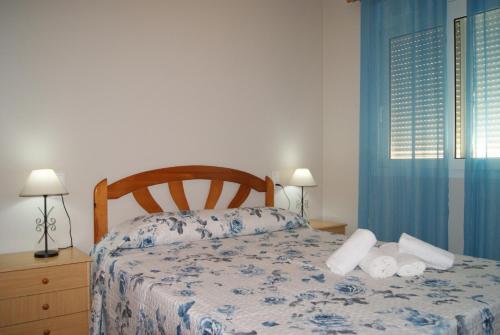 1 dormitorio con 1 cama con toallas en 3315 - Villa Carolina, en Casas de Torrat