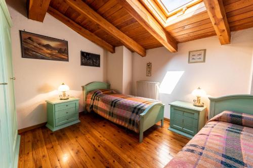 A bed or beds in a room at L'Atelier du Temps - Woodstone Villa