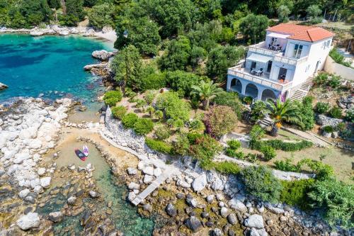 eine Luftansicht eines Hauses neben dem Wasser in der Unterkunft Villa Leonardo in Mlini