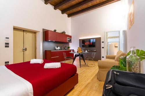 een slaapkamer met een rood bed en een keuken bij Residenza Girardi in Verona