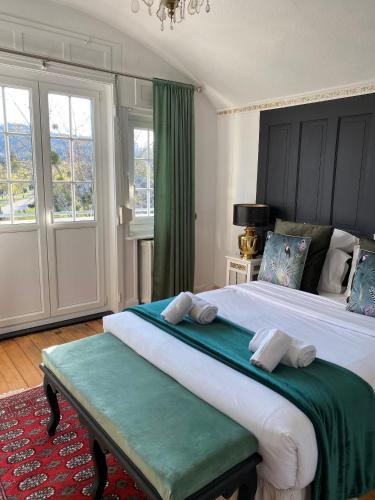 une chambre avec un grand lit avec deux oreillers dessus dans l'établissement LA VILLA Hôtel-Restaurant, à Saverne