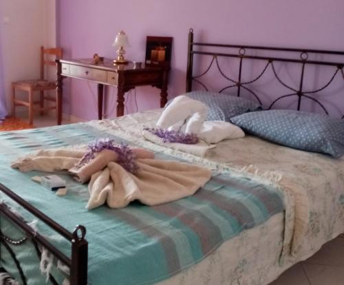 ein Schlafzimmer mit einem Bett mit Handtüchern darauf in der Unterkunft Afrodite Lefkimmi Apartment 1 in Lefkímmi