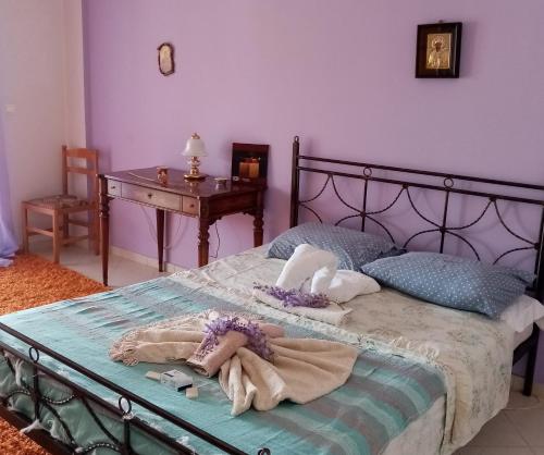 ein Schlafzimmer mit einem Bett und einem Tisch in der Unterkunft Afrodite Lefkimmi Apartment 1 in Lefkímmi