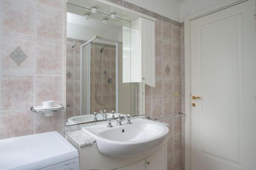 Ένα μπάνιο στο N033 - Numana, bilocale con meraviglioso terrazzo sul mare