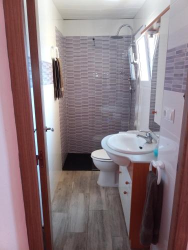 a bathroom with a white sink and a toilet at Apartamento vinamar in Vinarós
