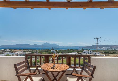 una mesa y sillas en un balcón con vistas en Konstantinos, en Adamas