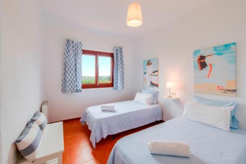 Un pat sau paturi într-o cameră la Es Viola